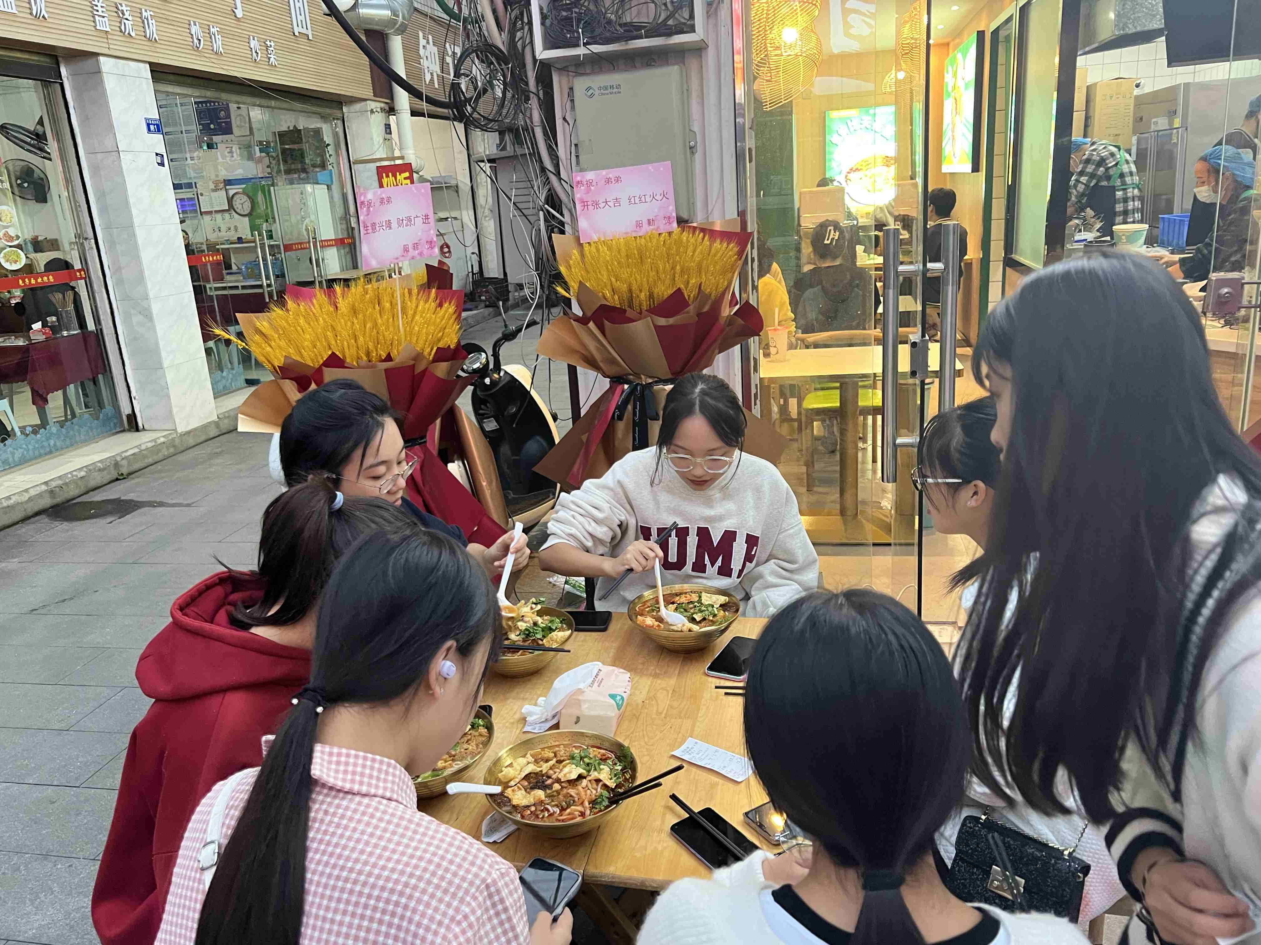 朱小小螺螄粉一站式加盟服務，小白也能輕松開店